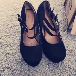 Black wedges